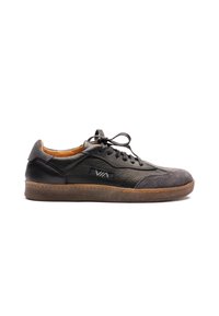 Sneaker in pelle nera con dettagli in suede, punta rotonda, design con lacci, suola in gomma marrone e dettaglio del logo sul lato.
