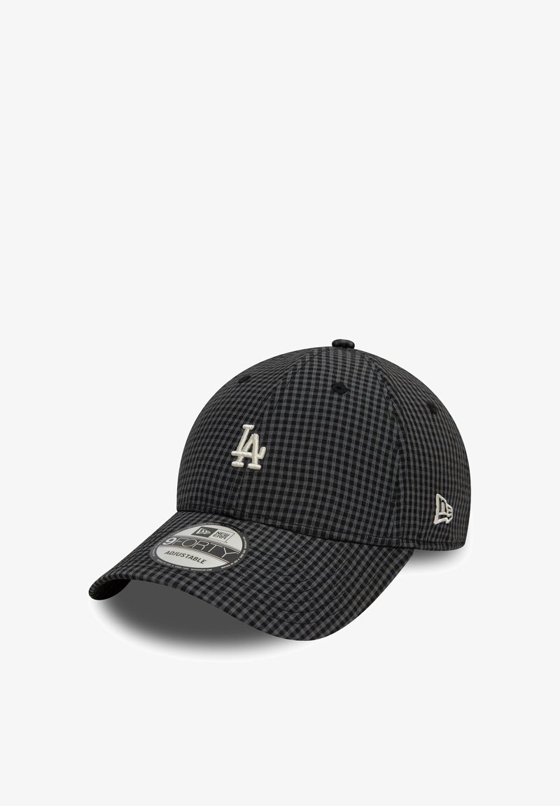 Boné de basebol em padrão xadrez preto e cinza com aba curva, apresentando um logotipo bordado em branco na frente e uma faixa ajustável na parte de trás.