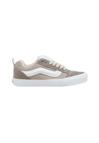 Zapatillas de ante y lona en beige y gris claro, con una franja lateral blanca, puntera reforzada y diseño de cordones planos. Suela de goma.