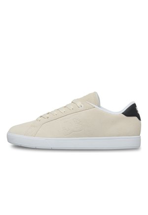 Beżowy niskoprofilowy sneaker z białą gumową podeszwą, beżowymi sznurowadłami, wytłoczonym logo na boku oraz czarną patką na pięcie.