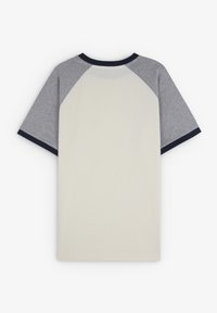 T-shirt à manches courtes, corps crème, manches raglan grises, col et ourlet bleu marine. Matière en coton doux sans motifs ni graphismes visibles.