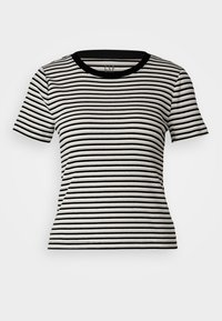 T-shirt noir et blanc à rayures avec un col rond, des manches courtes et une texture côtelée. Présente des bordures noires au niveau du col.