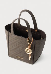 Sac cabas à motif marron en matériau synthétique, avec deux anses supérieures, ferrures dorées et un porte-clés logo.