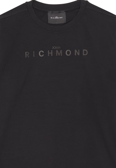 T-shirt nera in cotone con scollatura a girocollo, presenta il testo in rilievo "JOHN RICHMOND" in una finitura opaca a contrasto sulla parte anteriore.