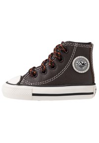 Wysokie trampki wykonane z brązowej skóry z pomarańczowym sznurówkami, białym gumowym czubkiem oraz okrągłą naszywką z logo na boku.