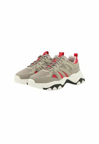 Scarpe sportive grigie con dettagli rossi, superiore testurizzato, suola bianca spessa e battistrada nera. Presentano lacci e linguette per una facile calzata.