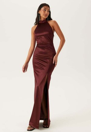 Vinröd satinklänning med halterneck och figurnära silhuett, med sidorev och en slät textur samt elegant design med minimal detaljering.