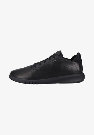 Sneaker nere con una toma in pelle liscia, dettagli perforati, suola imbottita e un design elegante e minimalista.