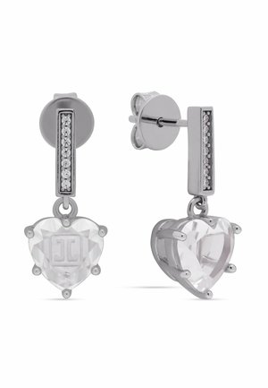 Silberne Ohrstecker mit vertikalen Reihen kleiner Kristalle und herzförmigen, klaren Edelsteinen, die darunter hängen.