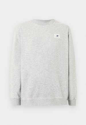 Lysegrå crewneck-sweatshirt med lange ærmer og lille New Balance-logo på venstre bryst.