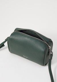 Calvin Klein REFINE CAMERA BAG - Taška s příčným popruhem - palm green