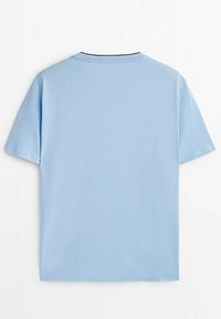 Lyseblå bomulds T-shirt med rund halsudskæring, korte ærmer og en glat tekstur. Har kontrasterende syninger langs kraven.