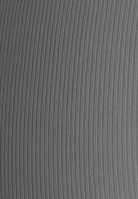 Texturiert grauer Stoff mit feinen, parallelen Rippungen. Das Material erscheint weich und flexibel, geeignet für Bekleidungs- oder Polsteranwendungen.