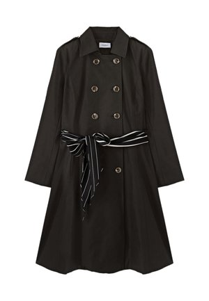 Sort dobbeltradet trenchcoat med bred krave, seks knapper, lange ærmer og sort-hvidt stribet stofbælte bundet om livet.