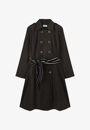 Sort dobbeltradet trenchcoat med bred krave, seks knapper, lange ærmer og sort-hvidt stribet stofbælte bundet om livet.