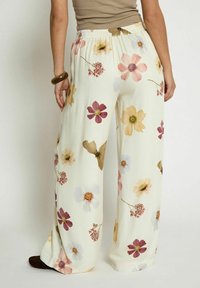 Desires HEIDI MID WAISTED - Trousers - p tofu print