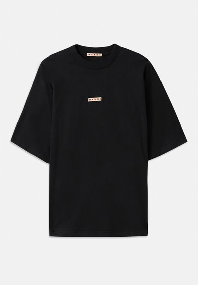 Must värviga lühikese varrukaga t-särk, mis on valmistatud puuvillast. Ümar kaelus ja rinnas on väike logo silt punase kirjaga. Minimalistlik disain.