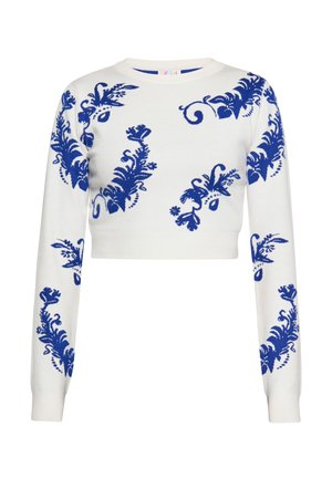 Weißer kurz geschnittener Pullover mit langen Ärmeln und blauem Blumen- und Blattmuster, verteilt auf Vorderseite und Ärmeln.
