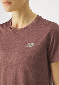 New Balance ATHLETICS - T-shirt desportiva - licorice heather