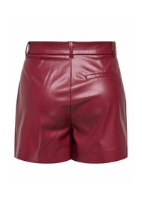 Burgunderfarbene Ledershorts mit glatter Textur, hohem Bund und zwei Gesäßtaschen. Das Design ist maßgeschneidert mit einer geraden Passform.