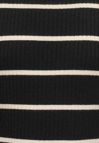 Tissu noir côtelé avec des rayures blanches fines et uniformément espacées à l'horizontale.