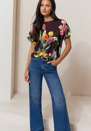 Lipsy, FLUTTER SLEEVE T-SHIRT - T-shirts print - brown floral printed
