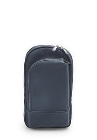 Borsa in pelle nera con due scomparti con zip, finitura texture e forma rettangolare; presenta dettagli in metallo argentato.