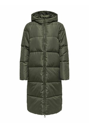 Cappotto piumino verde oliva con cappuccio, caratterizzato da trapuntatura orizzontale, chiusura con zip frontale e maniche lunghe. Materiale liscio e leggero.