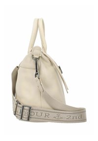 Borsa a tracolla in pelle beige con doppio manico e tracolla in tessuto regolabile, caratterizzata da testo impresso e fibbia metallica.