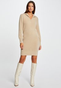 Morgan STRAIGHT ZIPPED ROLLNECK - Etuikleid - beige