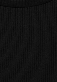 Tissu noir côtelé avec une surface texturée, présentant des lignes verticales qui renforcent son motif et ajoutent de la profondeur. Matériau doux et flexible.