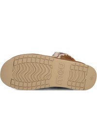 Sandalia slip-on marrón con suela de goma texturizada y parte superior de lana, con detalles de costura colorida. La vista inferior destaca el patrón de la suela.