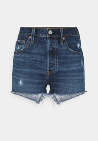 Pantalones cortos de mezclilla azul oscuro con dobladillo deshilachado, detalles desgastados, diseño de cinco bolsillos y herrajes de cobre. Parte delantera plana con pasadores para cinturón.