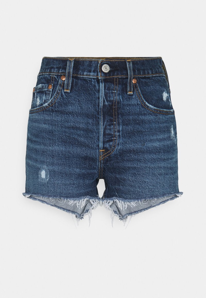 Pantalones cortos de mezclilla azul oscuro con dobladillo deshilachado, detalles desgastados, diseño de cinco bolsillos y herrajes de cobre. Parte delantera plana con pasadores para cinturón.