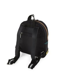 Mochila negra con un exterior de tela suave, que cuenta con un cierre con cremallera, correas ajustables y acentos de costura coloridos.