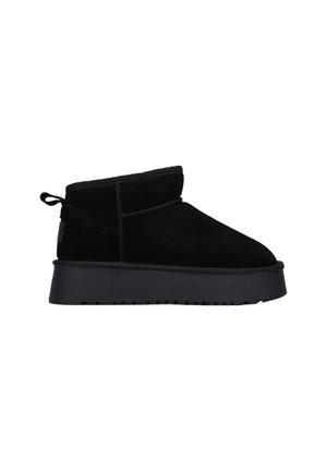 Botines de ante negro con punta redondeada, diseño bajo y suela de goma antideslizante. Cuenta con una lengüeta trasera para facilitar su puesta.