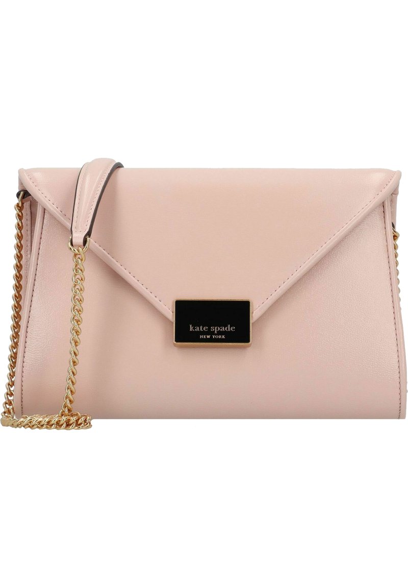 Borsa a clutch in pelle rosa chiaro con tracolla in oro, design a patta triangolare e una placca con logo nera sul davanti.