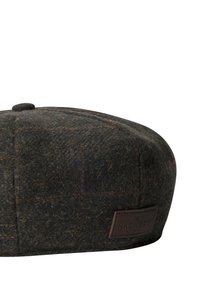 Vuna beret u tamnozelenoj boji s suptilnim kariranim uzorkom. Ima zaobljen oblik i smeštemu smešta kožnu brand oznaku s strane. Teksturalna površina.