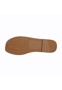 Suola in gomma con un design della punta piatta e arrotondata. Colore marrone chiaro, superficie texturizzata con scanalature e bordo a forma di triangolo per una migliore trazione.