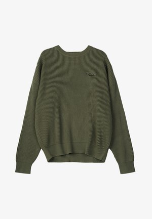 Oliwkowy sweter z prążkowanej dzianiny, z okrągłym dekoltem, opadającymi ramionami i małym czarnym logo na górnej części przodu.