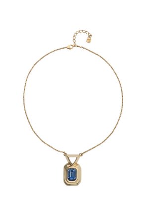 Collier en chaîne dorée avec une pierre bleue rectangulaire sertie dans un pendentif géométrique en or et un fermoir ajustable avec une petite étiquette.