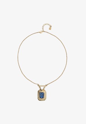 Collier en chaîne dorée avec une pierre bleue rectangulaire sertie dans un pendentif géométrique en or et un fermoir ajustable avec une petite étiquette.