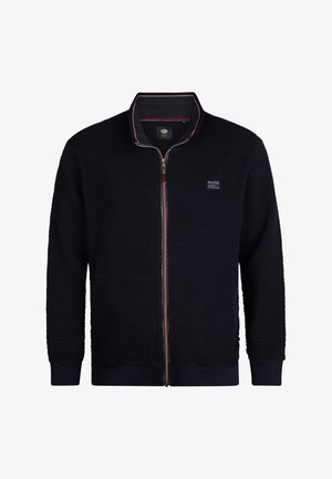 Cárdigan azul marino con cremallera y diseño de punto texturizado, con puños y dobladillo acanalados, acento en rojo y blanco en la cremallera, y un pequeño parche con el logo.