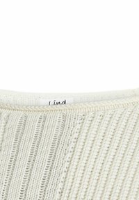 Strickpullover in Creme, mit Rippstricktextur und weitem Halsauschnitt. Das Etikett zeigt den Markennamen "Lind" in der Nähe des Kragens.