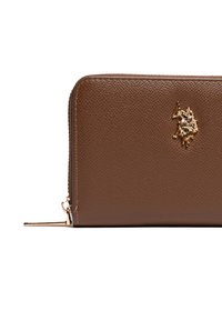 Brązowy skórzany portfel o teksturowanym wykończeniu, z akcentem w postaci złotego logo i zamkiem błyskawicznym wzdłuż górnej krawędzi.