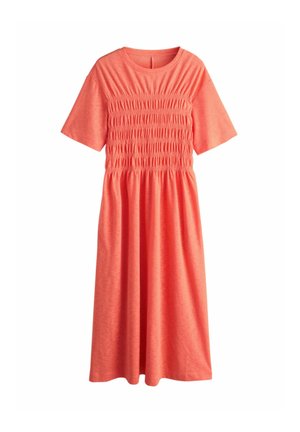 Koralfarvet midi-kjole med korte ærmer, rund halsudskæring og rynket overdelsdetalje, lavet af blødt, let stof.