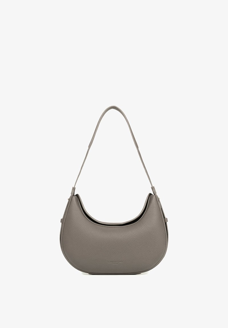 Petit sac à main en cuir gris texturé avec une bandoulière unique et une forme incurvée en croissant.