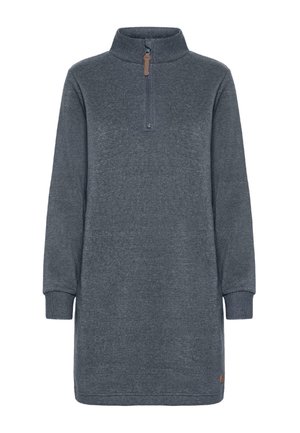 Vestido de pulóver gris con cuello alto, cierre de media cremallera en el frente, mangas largas y puños acanalados. Presenta un pequeño logo en el dobladillo. Textura de tejido suave.
