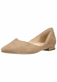 Chaussure plate pour femme en daim beige à bout pointu, avec un petit talon et une silhouette élégante, présentée sur fond blanc.