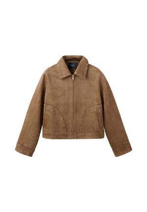 Chaqueta corta de ante marrón con cremallera, tachuelas decorativas de metal en el cuello y los bolsillos, y mangas largas.